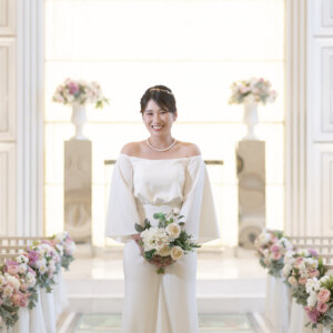 白とバラに包まれて。心に残るチャペルフォトウェディング の結婚写真・前撮りカット