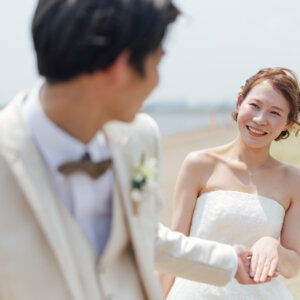 新郎新婦の前撮り撮影より 海と緑に囲まれて残す、おふたりらしいウェディングフォト