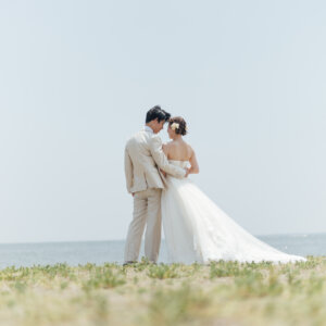 海と緑に囲まれて残す、おふたりらしいウェディングフォト の結婚写真・前撮りカット