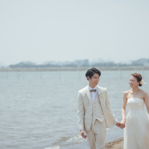 海と緑に囲まれて残す、おふたりらしいウェディングフォト の結婚写真・前撮りカット