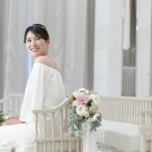 新郎新婦の前撮り撮影より 白とバラに包まれて。心に残るチャペルフォトウェディング