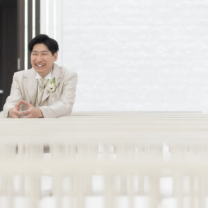 チャペルで撮影した新郎新婦のウェディングフォト