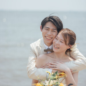 海と緑に囲まれて残す、おふたりらしいウェディングフォト の結婚写真・前撮りカット