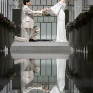 白とバラに包まれて。心に残るチャペルフォトウェディング の結婚写真・前撮りカット
