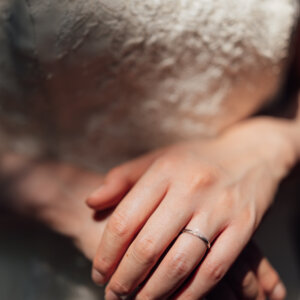 海と緑に囲まれて残す、おふたりらしいウェディングフォト の結婚写真・前撮りカット