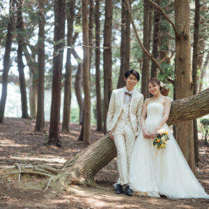 新郎新婦の前撮り撮影より 海と緑に囲まれて残す、おふたりらしいウェディングフォト