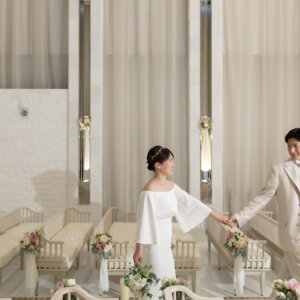 白とバラに包まれて。心に残るチャペルフォトウェディング の結婚写真・前撮りカット