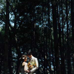 海と緑に囲まれて残す、おふたりらしいウェディングフォト の結婚写真・前撮りカット