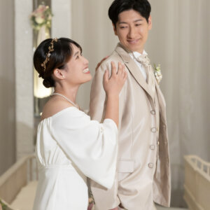 新郎新婦の前撮り撮影より 白とバラに包まれて。心に残るチャペルフォトウェディング