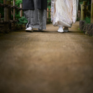 滝と竹林に包まれて。自然の中で残す、ふたりの和装前撮り の結婚写真・前撮りカット