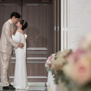 白とバラに包まれて。心に残るチャペルフォトウェディング の結婚写真・前撮りカット