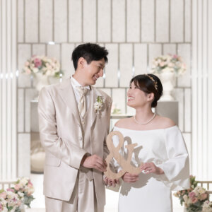 白とバラに包まれて。心に残るチャペルフォトウェディング の結婚写真・前撮りカット