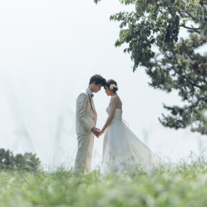 海と緑に囲まれて残す、おふたりらしいウェディングフォト の結婚写真・前撮りカット