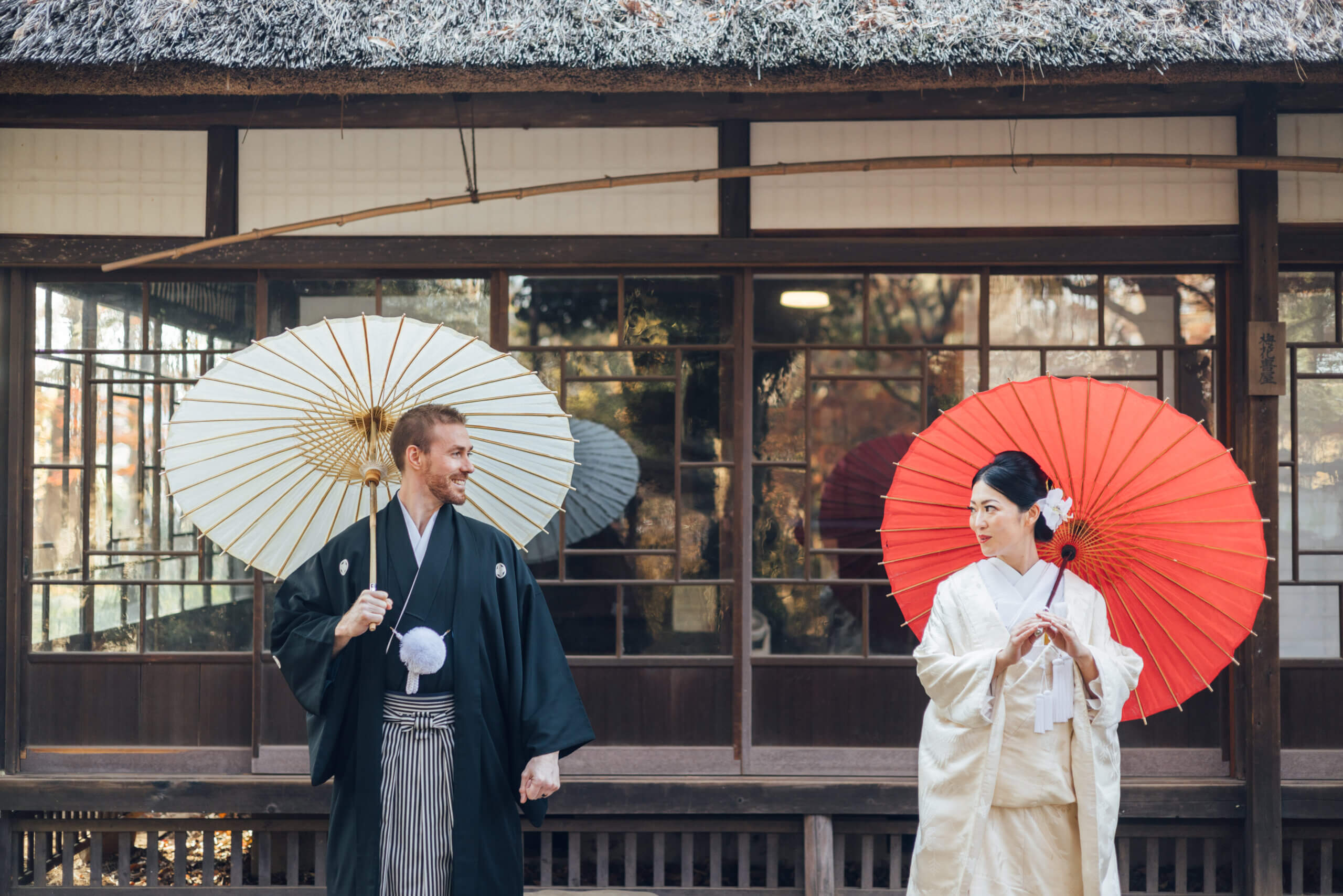 ウェディングアベニュー南青山店による蘆花恒春園での和装前撮り作品例、旧宅や竹林の静かな空間と和装が調和した印象的な一枚