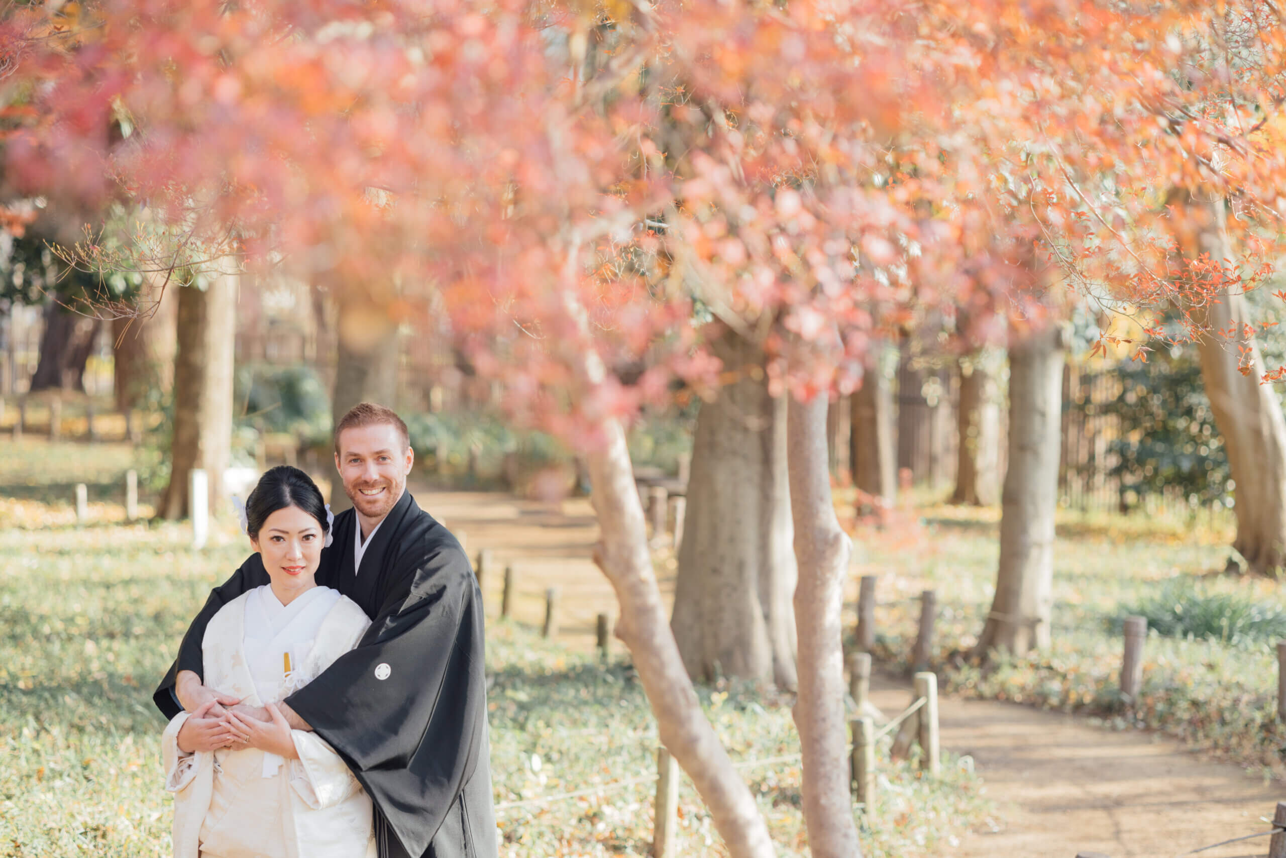 蘆花恒春園の紅葉シーズンでの和装前撮り実例、旧宅の木の質感と秋の紅葉が重なる趣深い和装の一枚