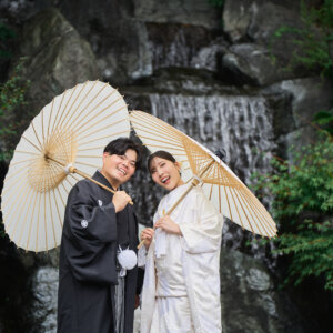 滝と竹林に包まれて。自然の中で残す、ふたりの和装前撮り の結婚写真・前撮りカット