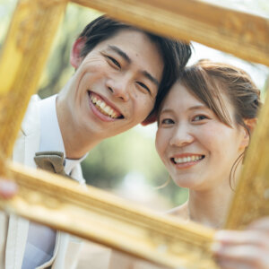 海と緑に囲まれて残す、おふたりらしいウェディングフォト の結婚写真・前撮りカット