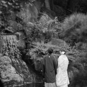 滝と竹林に包まれて。自然の中で残す、ふたりの和装前撮り の結婚写真・前撮りカット