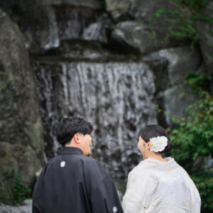 新郎新婦の前撮り撮影より 滝と竹林に包まれて。自然の中で残す、ふたりの和装前撮り