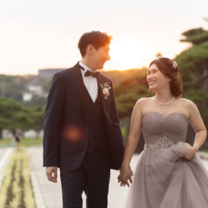街灯と夜景が彩る、東京駅での特別な思い出 の結婚写真・前撮りカット