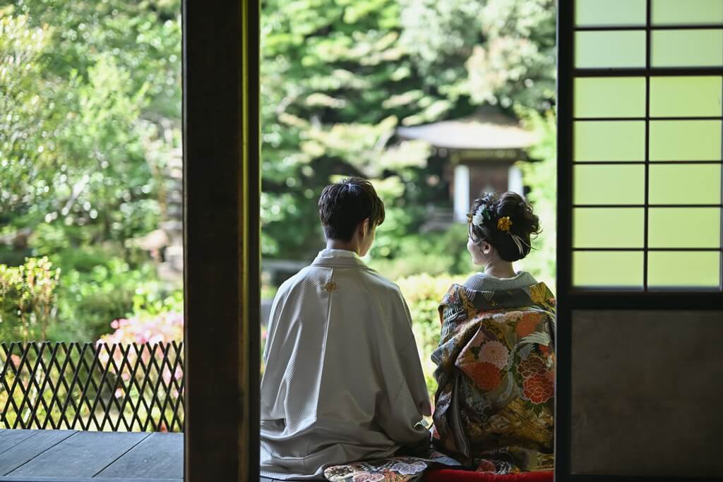 京都の名所をめぐる前撮り撮影のワンシーン