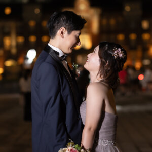 街灯と夜景が彩る、東京駅での特別な思い出 の結婚写真・前撮りカット