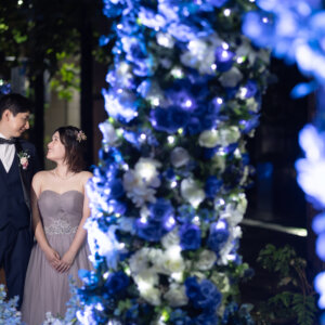 街灯と夜景が彩る、東京駅での特別な思い出 の結婚写真・前撮りカット