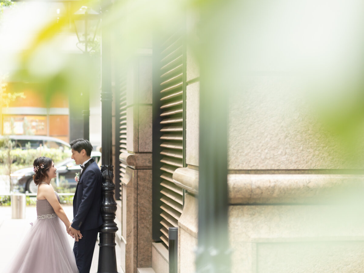 東京駅で撮影した新郎新婦のウェディングフォト