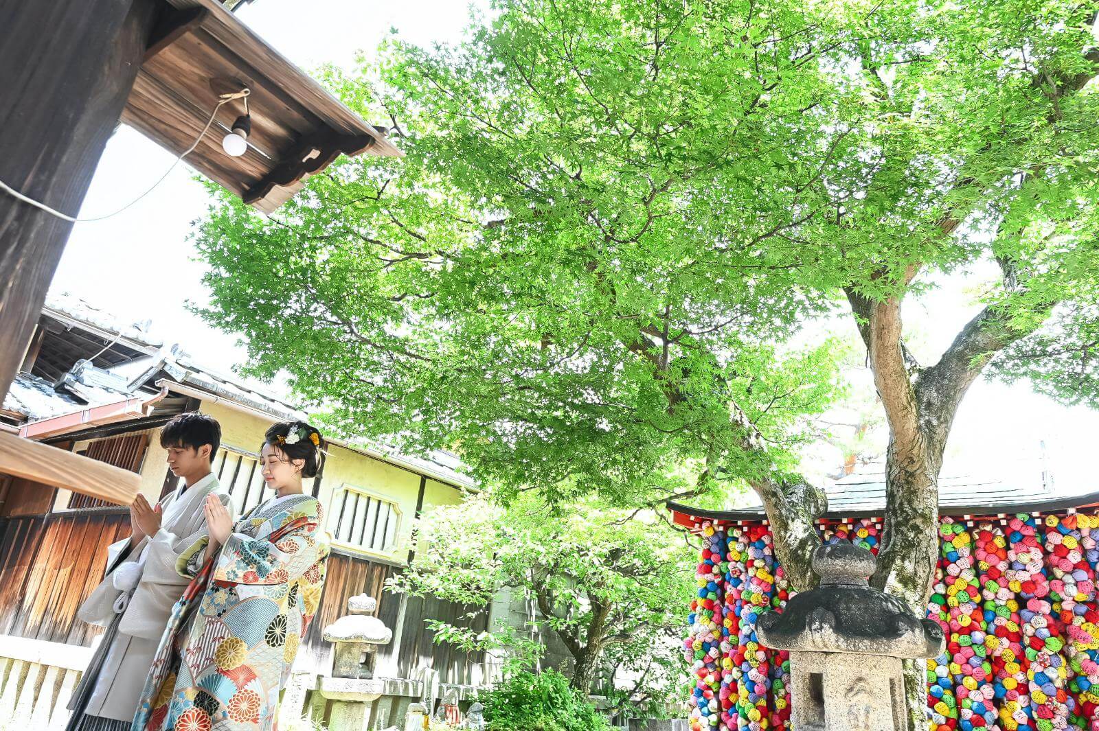 金剛寺でお参りしている新郎新婦。ウェディングアベニュー南青山店のフォトウェディング