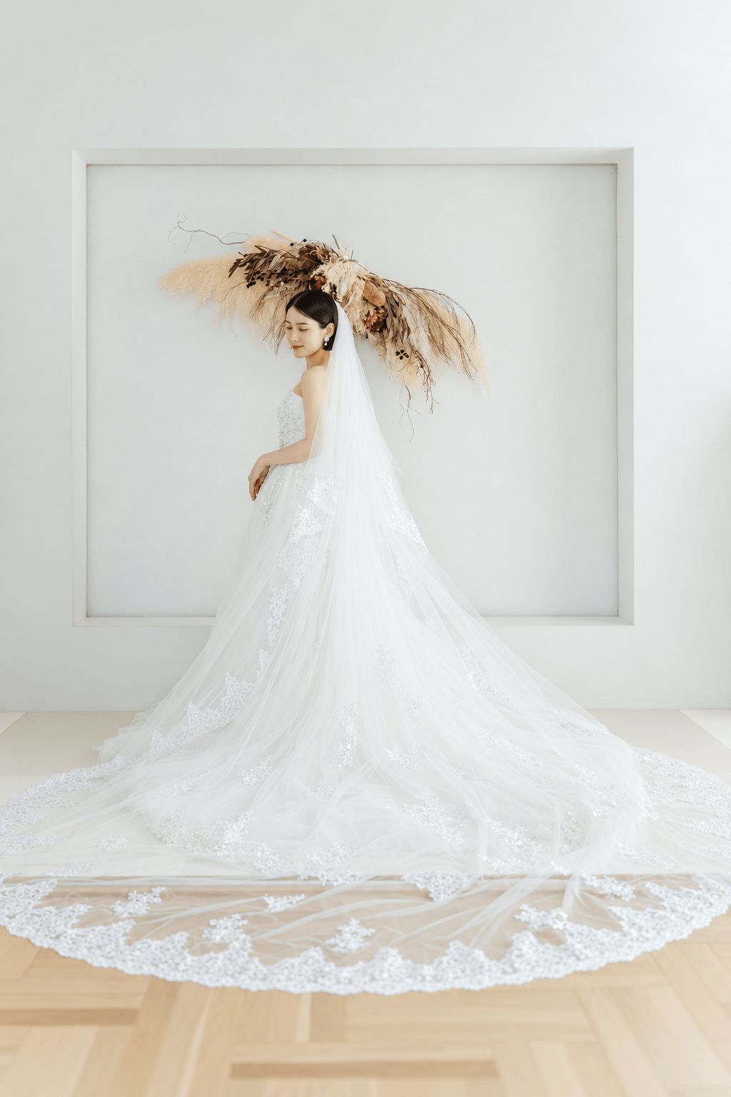 シンプルな背景でドレスのシルエットを美しく見せた花嫁の全身ショット