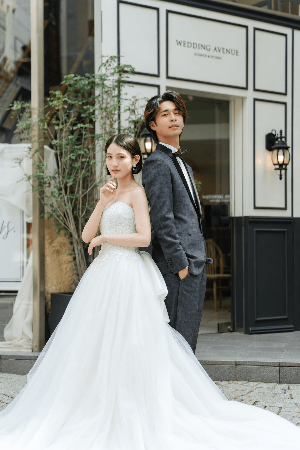 やわらかな光の中で微笑み合う新郎新婦
